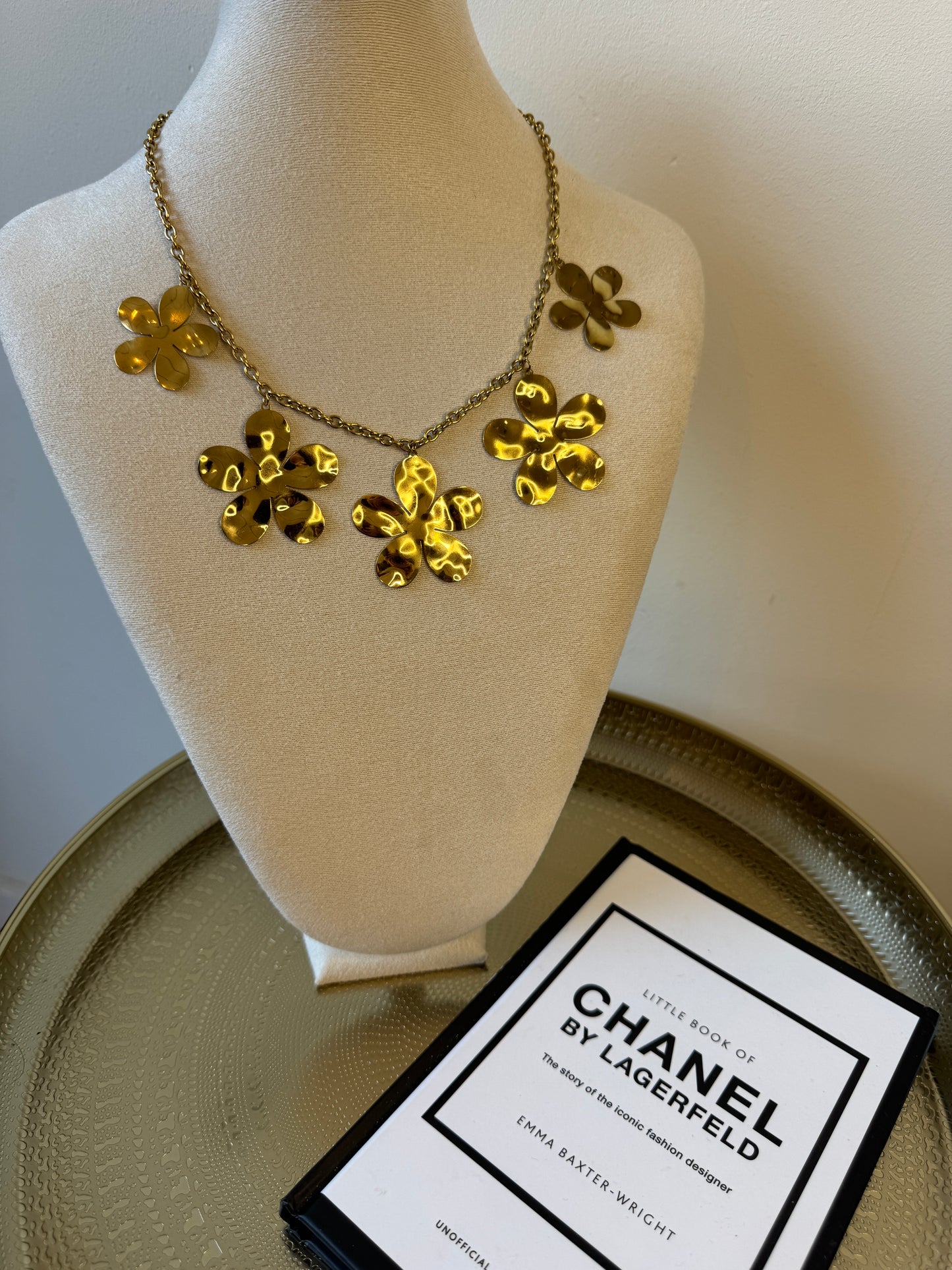 Classic flowy necklace