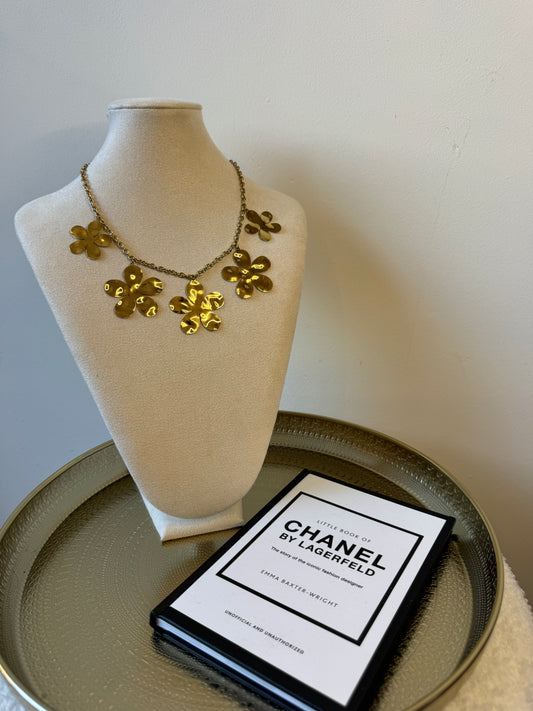 Classic flowy necklace