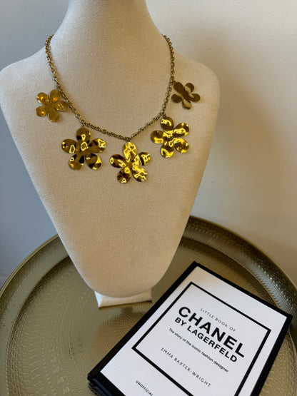 Classic flowy necklace