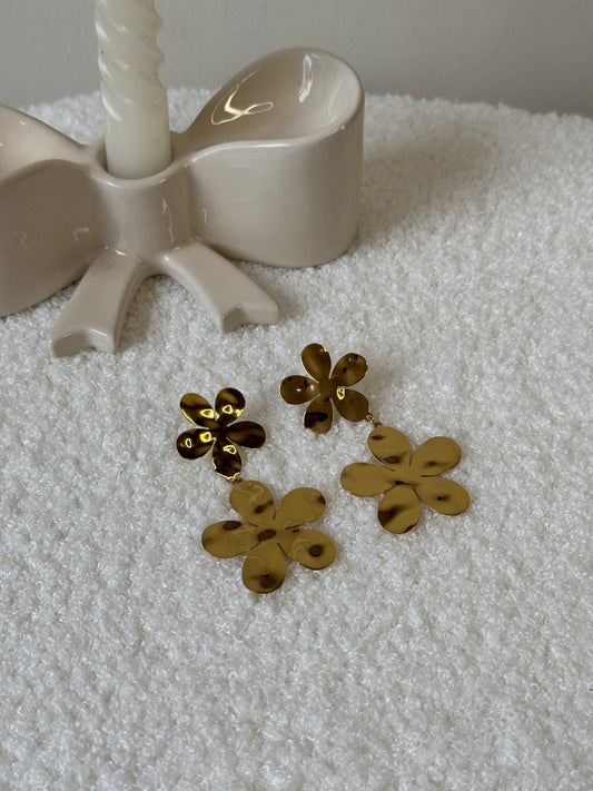 Classic flowy earrings