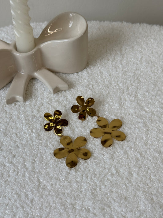 Classic flowy earrings