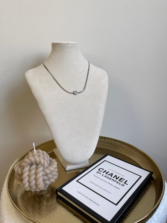Classic rose necklace